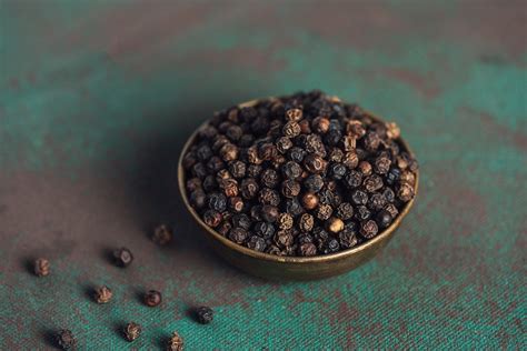 The core unfolds into a refined combination of soothing, clean lavender struck by the bold, masculine punch of black pepper.