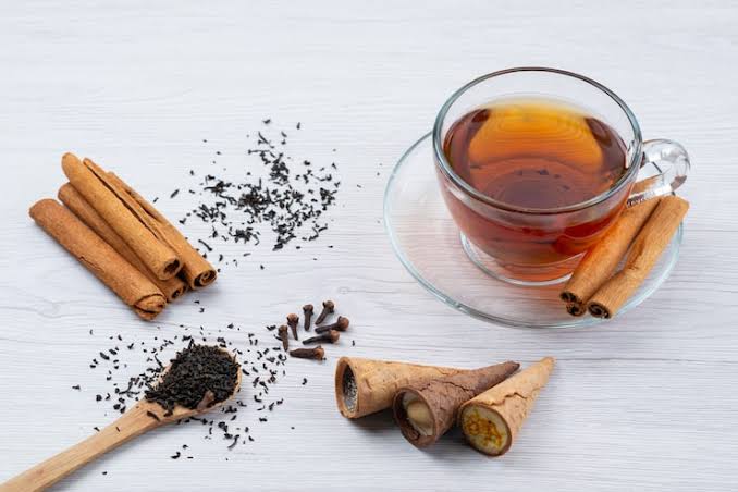 The core unfolds into a compelling, sophisticated blend where precious Tunisian neroli flowers meet the intense warmth of ginger and cinnamon.