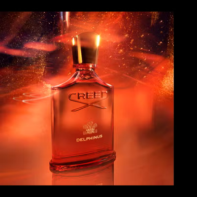 Delphinus is housed in the signature Creed bottle, a sleek and sophisticated design that mirrors the majestic shape of a classic gentlemen's hip flask. The amber glass is as warm and entrancing as the fragrance contained within, mirroring the glow of distant stars.